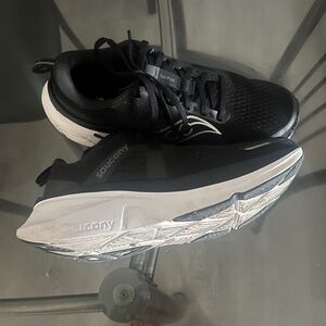 BRAND NEW Saucony Guide 18 Women’s Size 9